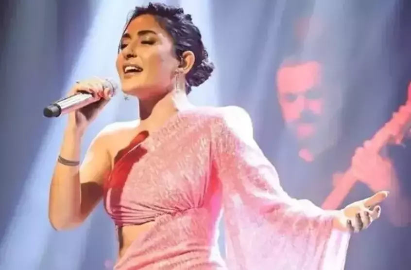 Ünlü şarkıcı Melek Mosso, Kıbrıs tatilinde geçirdiği talihsiz bir kazayla