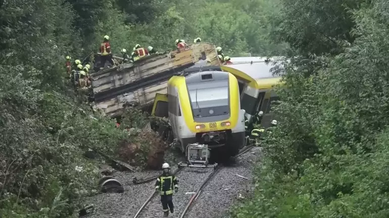 Almanya’nın Ridlingen kenti yakınlarında yerel bir tren, henüz bilinmeyen bir