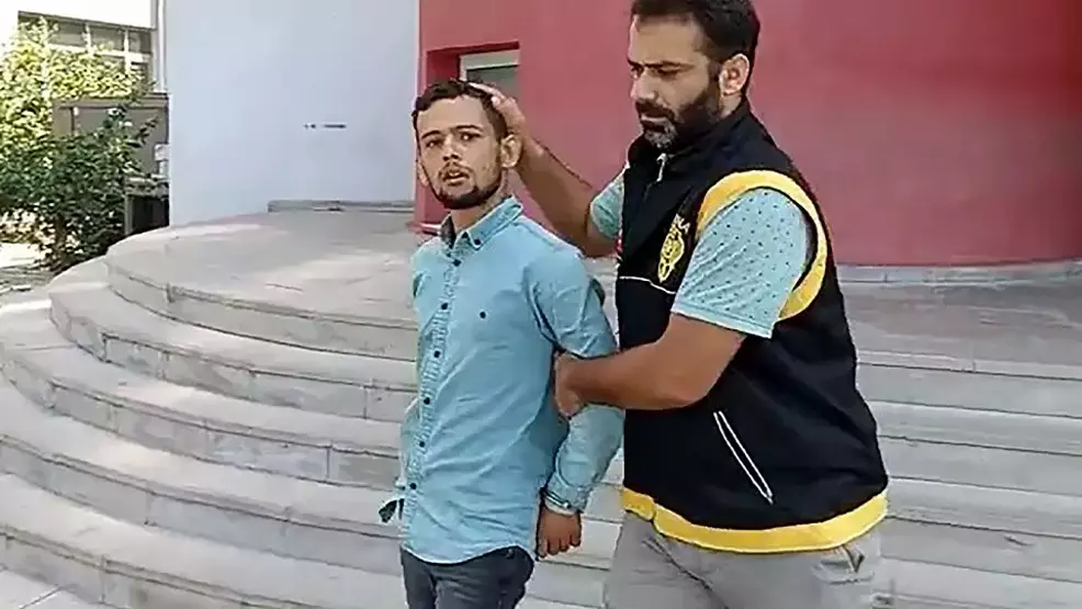 Adana’nın Yüreğir ilçesinde, 23 yaşındaki Kerem Y., mahallede gördüğü bir