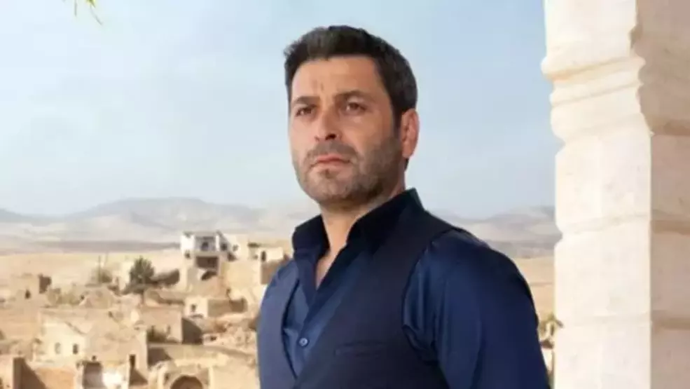 “Uzak Şehir” dizisindeki performansıyla izleyicilerin gönlünü kazanan başarılı oyuncu Ozan