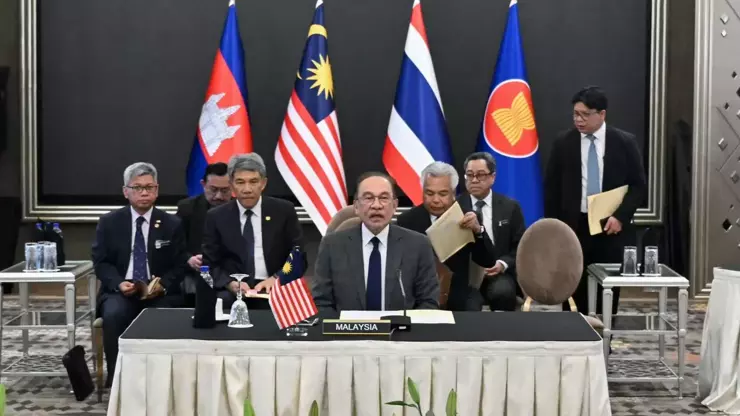 Tayland ve Kamboçya yetkilileri, sınır gerilimini ele almak ve ateşkesi