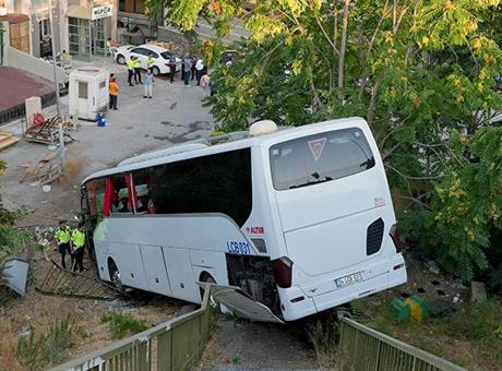 İstanbul’un Maltepe ilçesinde seyir halindeki servis otobüsü kontrolden çıkarak köprülü