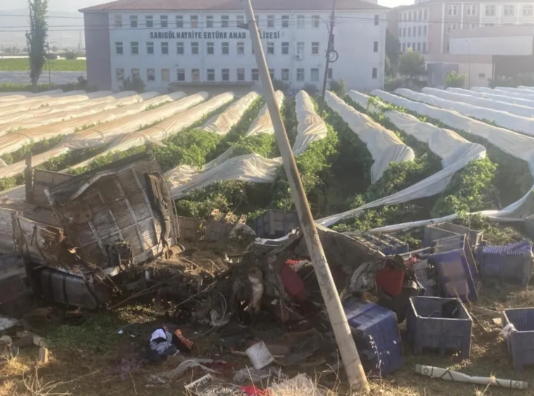 Manisa’nın Sarıgöl ilçesinde direksiyon hâkimiyetini kaybeden tır sürücüsü, aracın yol